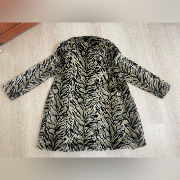 Karl Lagerfeld Paris Faux Fur Tiger Print Coat - Large - Picture 6 of 7